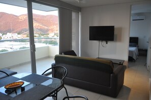 32-inch flat-screen TV with cable channels, Smart TV - Sea View Apartment with Swimming Pool & Hot Tubs (Santa Marta)
