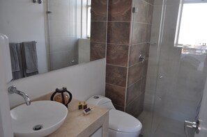 Appartement Deluxe, Plusieurs lits, accès à la piscine, vue sur l’océan | Salle de bain | Douche, douche cascade, articles de toilette (gratuits)