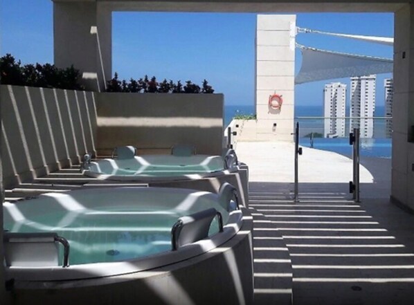 Jetted bathtub - Sea View Apartment with Swimming Pool & Hot Tubs (Santa Marta)