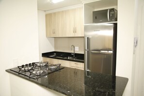 Apartamento, várias camas, para não fumantes | Cozinha americana privada | Geladeira, micro-ondas, talheres/pratos/utensílios de cozinha