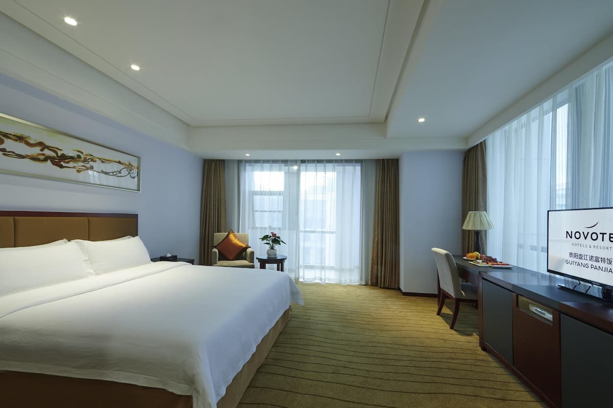 Standard Room, 1 King Bed, Garden View | 1 bedroom, premium bedding, in-room safe, desk