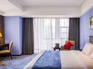 高級客房, 1 張特大雙人床, 花園景 | 高級寢具、房內夾萬、書桌、手提電腦工作空間