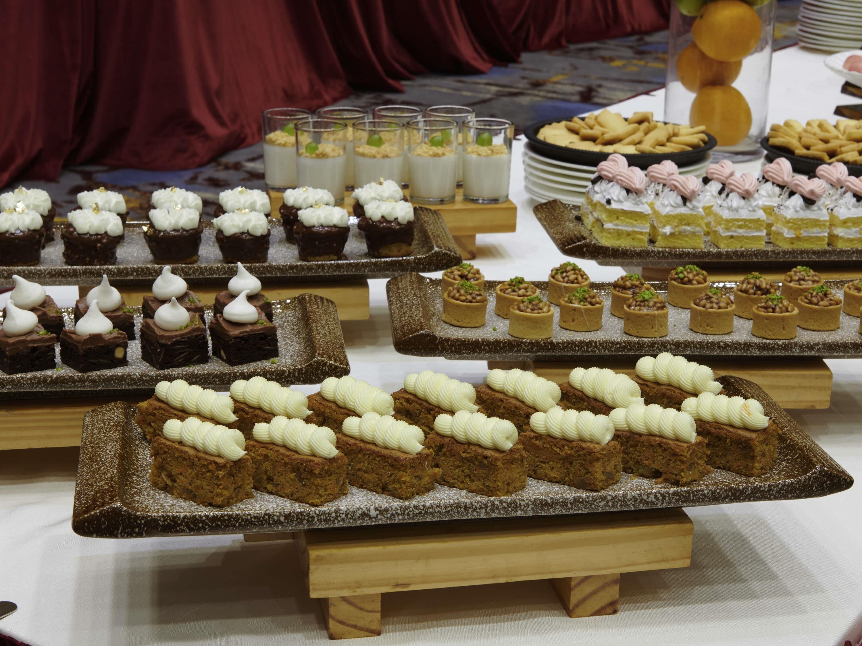 Una variedad de postres exhibidos en un bufé.