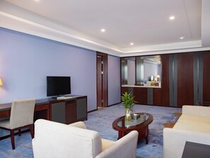 Phòng Suite Superior, 1 giường cỡ king | Bộ đồ giường cao cấp, két bảo mật tại phòng, bàn 