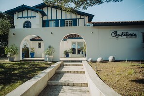 Déjeuner et dîner servis sur place, spécialités Cuisine française