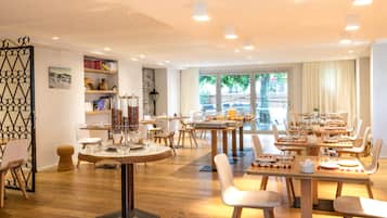 Daily continental breakfast (EUR 15 per person)