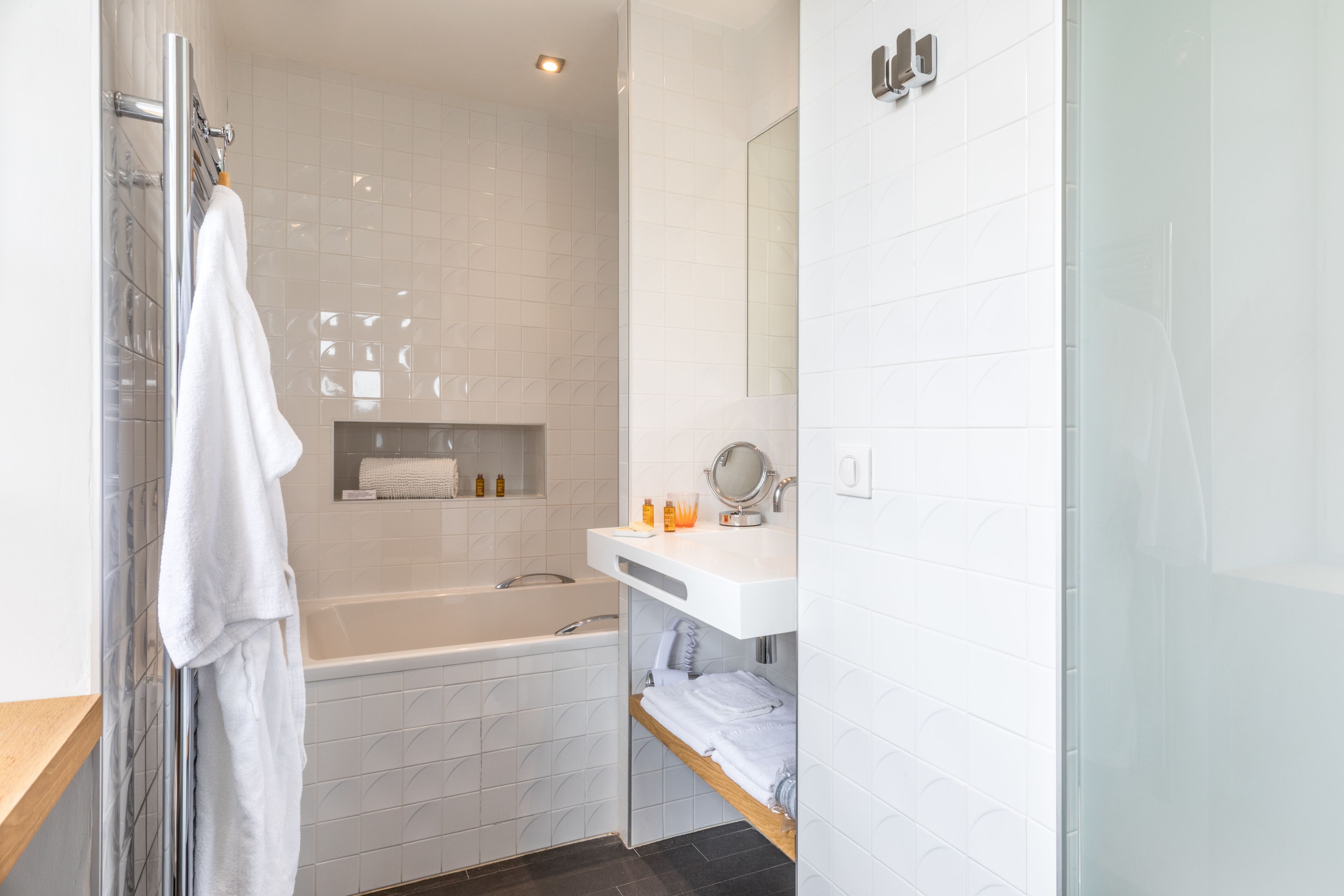 comfort double room, 1 double bed, terrace, ground floor | bathroom | free toiletries, hair dryer, bathrobes, slippers