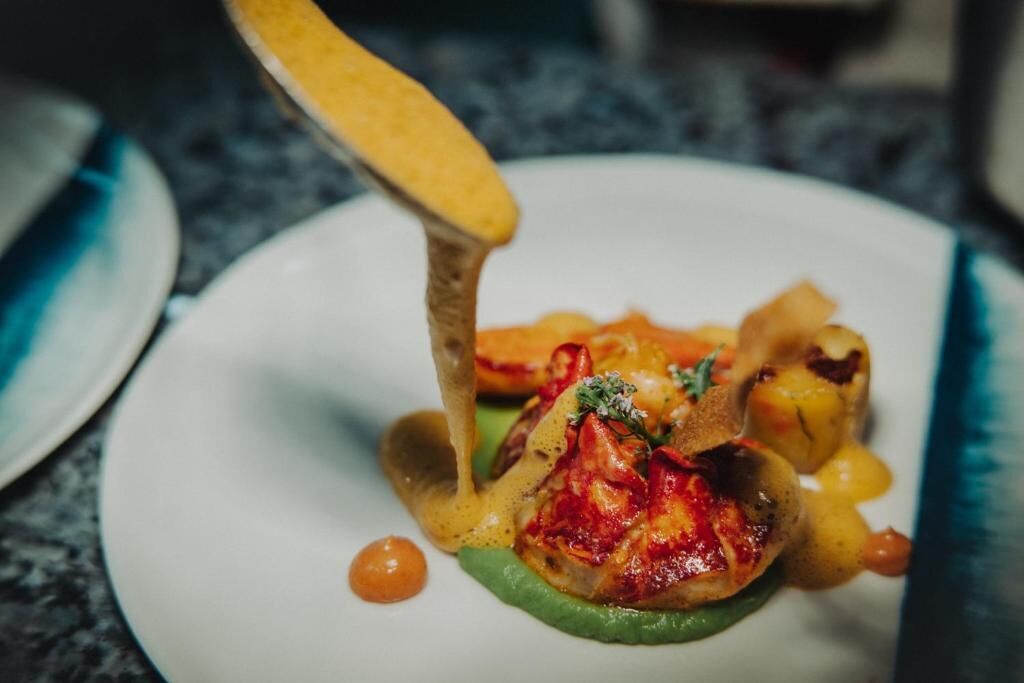 Un piatto con cibo, un cucchiaio e uno sfondo sfocato.
