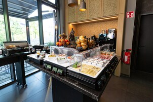 Café da manhã com buffet todos os dias mediante uma taxa