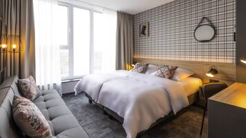 Familien-Doppelzimmer, 1 Doppelbett und Schlafsofa | Allergikerbettwaren, Zimmersafe, Schreibtisch, Verdunkelungsvorhänge