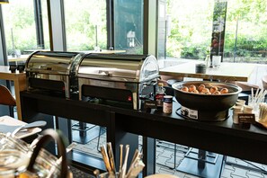Daily buffet breakfast for a fee