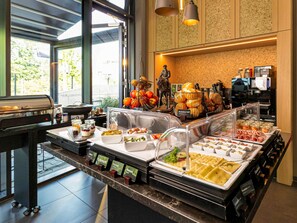 Päivittäinen buffetaamiainen (15 EUR per henkilö)
