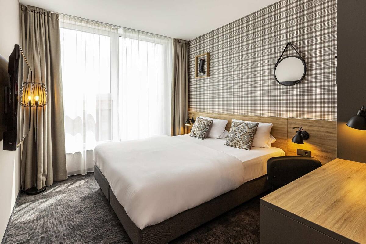 Standard Double Room, 1 Double Bed | Hypo-allergenic bedding, in-room safe, desk, blackout drapes