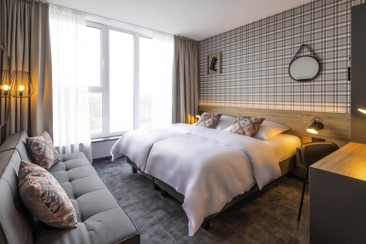 hypo-allergenic bedding, in-room safe, desk, blackout curtains