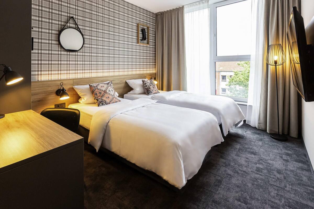 standard room, 2 single beds | hypo-allergenic bedding, in-room safe, desk, blackout curtains