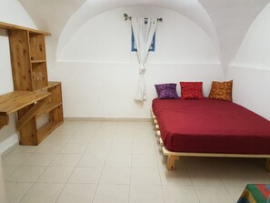 Appartement | Individueel gedecoreerd, individueel gemeubileerd, een bureau