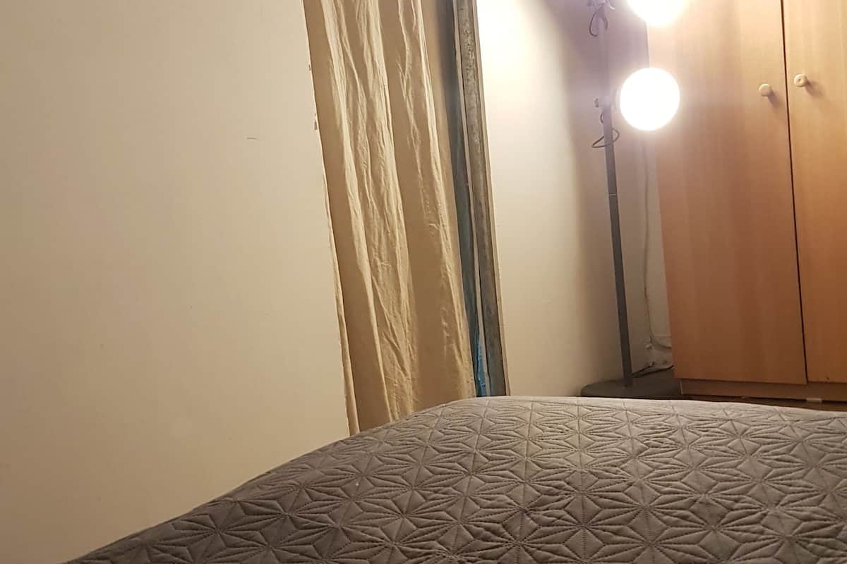 House, 1 Queen Bed, Non Smoking, Garden View | Desk, soundproofing, iron/ironing board, WiFi (free)