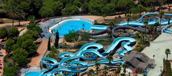 Luxury beach house 50 meters from the beach, located in a closed community.