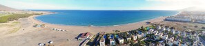 Playa en los alrededores, camastros y toallas de playa 