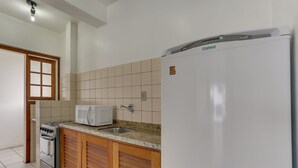 Basic Apartment, Multiple Beds, Non Smoking | Private kitchen - Apart Hotel Ilha da Gale (Florianópolis)