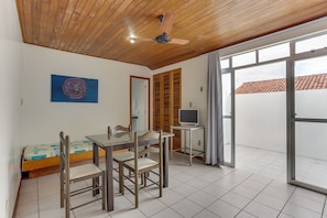 Basic-Apartment, Mehrere Betten, Nichtraucher | Wohnzimmer | LCD-Fernseher