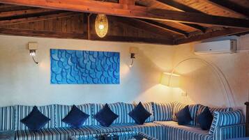 Familien-Suite | Schreibtisch, VerdunkelungsvorhĂ€nge, BĂŒgeleisen/BĂŒgelbrett