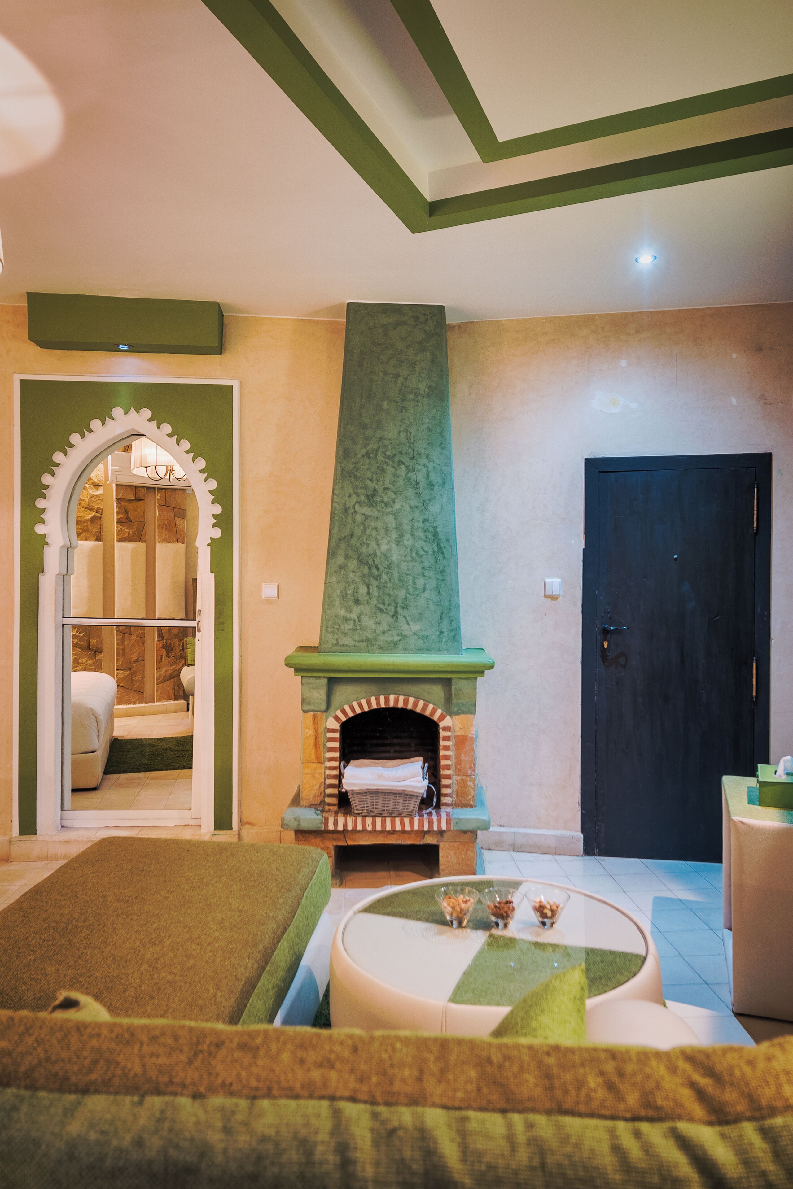 Escritorio, cortinas blackout y tabla de planchar con plancha 