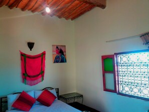 ベビーベッド (無料)、WiFi (無料)、ベッドシーツ