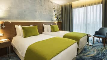 ミニバー、セーフティボックス (室内)、デスク、防音設備