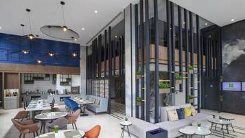 Serveert ontbijt, lunch, diner, internationale gerechten