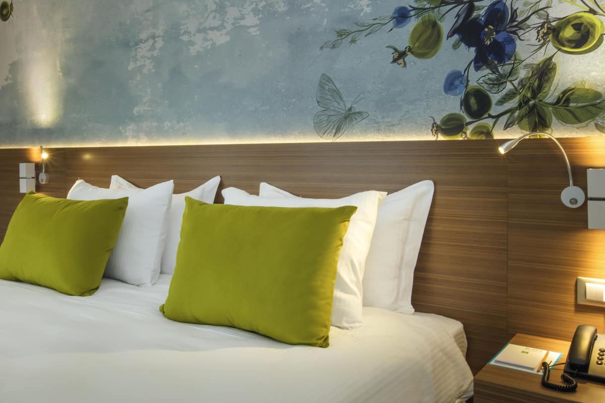 standard double room, 1 double bed | minibar, in-room safe, desk, soundproofing