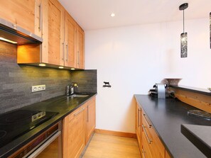 Mikrowelle, Ofen, Geschirrspüler, Hochstuhl