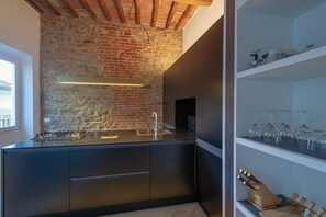 Fridge, microwave, oven, stovetop - Apartments Florence - Santo Spirito Exclusive (Firenze)