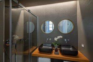 Douche, sèche-cheveux, serviettes fournies, papier toilette