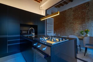 Frigorifero, microonde, forno, piano cottura