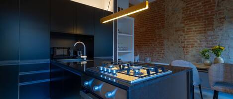 Kühlschrank, Mikrowelle, Ofen, Herdplatte