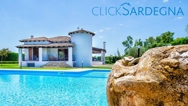 Une villa moderne dotée d’une piscine, d’un patio couvert et offrant une vue sur le paysage environnant.