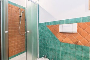 Dusche, Bidet, Handtücher, Shampoo
