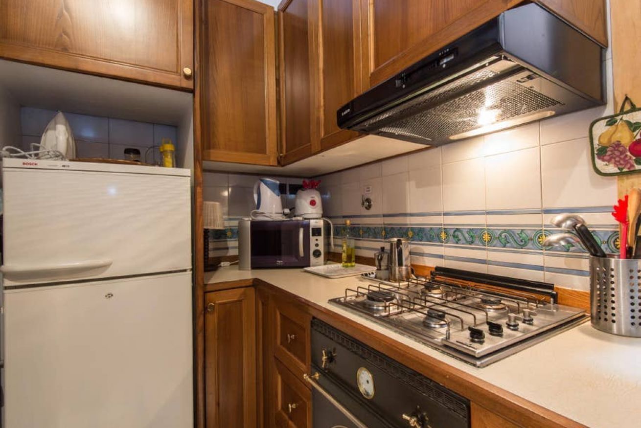 Fridge, oven, stovetop, coffee/tea maker