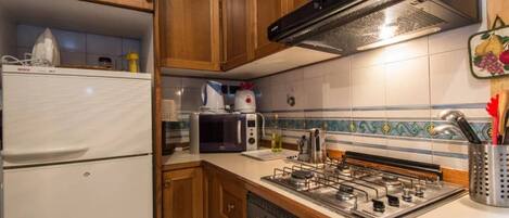Fridge, oven, stovetop, coffee/tea maker