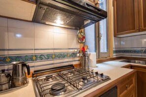 Kühlschrank, Ofen, Herdplatte, Wasserkocher mit Kaffee-/Teezubehör