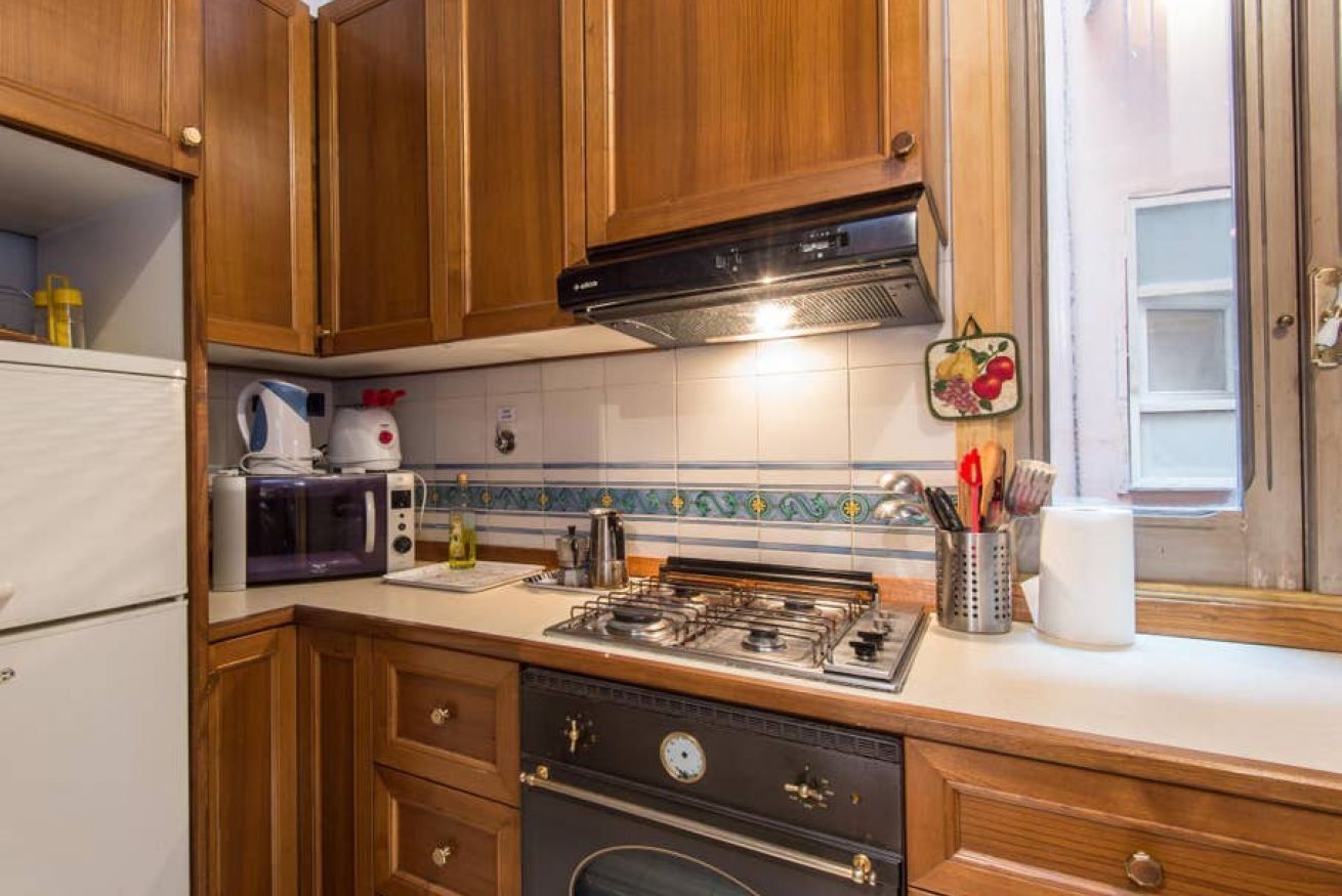 Fridge, oven, stovetop, coffee/tea maker