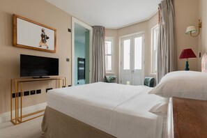 4 bedrooms, iron/ironing board, free WiFi, bed sheets - Rigault Road by onefinestay (London)