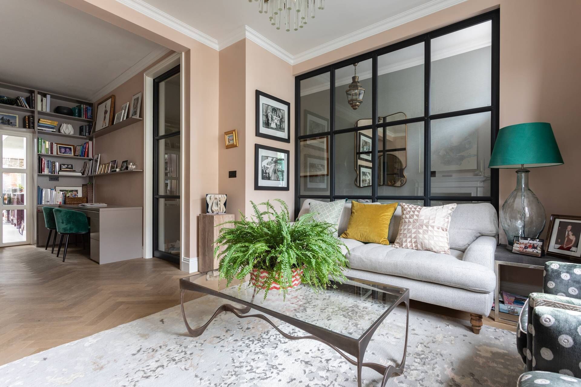 Een televisie en een open haard