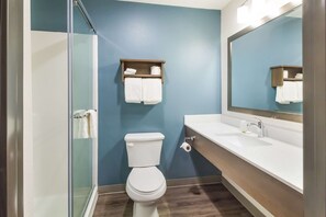 Combined shower/tub, hair dryer, towels, soap - WoodSpring Suites Lake Jackson (Lake Jackson)