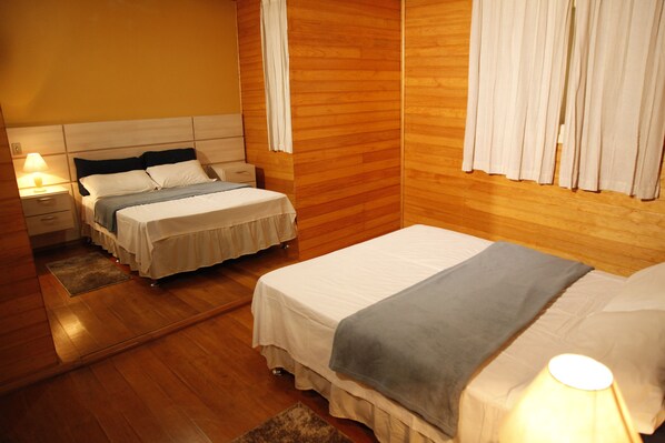 Apartamento, várias camas, para não fumantes | Ferros/tábuas de passar roupa, roupa de cama