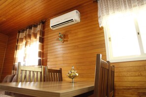 Apartment, Multiple Beds, Non Smoking | In-room dining