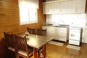 Apartamento, várias camas, para não fumantes | Cozinha americana privada | Geladeira, micro-ondas, fogão, talheres/pratos/utensílios de cozinha