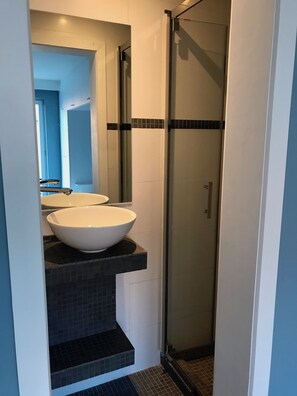 Een douche, een haardroger, handdoeken