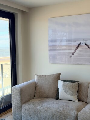 Een televisie en een filmbibliotheek